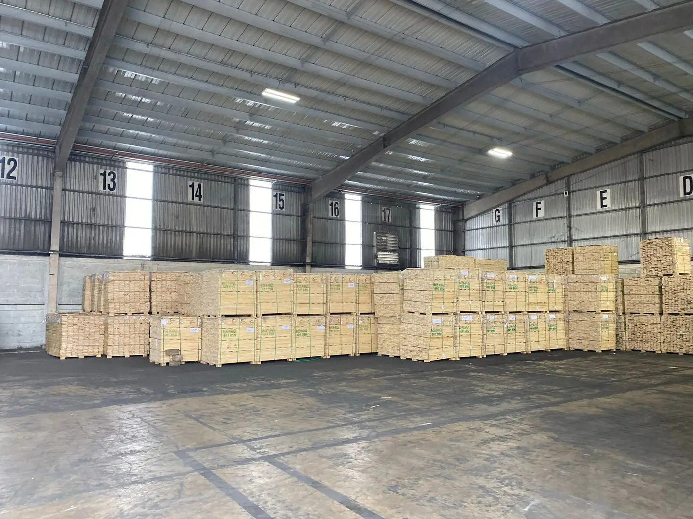 Patio de contenedores en terminal ATP Altamira con grúa R7
