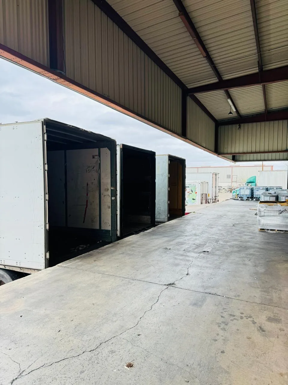 Interior de bodega CTPAT Nuevo Laredo con operario y pallets
